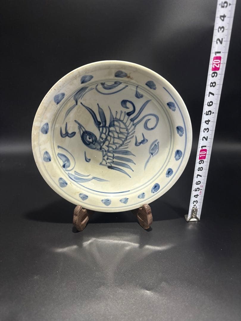 中国　　青花 魚の絵柄の陶器皿