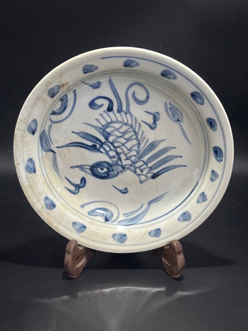 中国　　青花 魚の絵柄の陶器皿