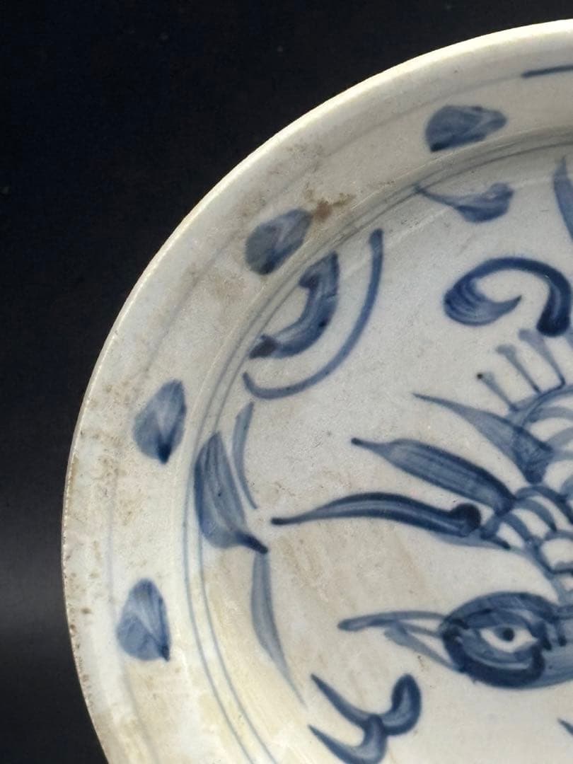 中国　　青花 魚の絵柄の陶器皿