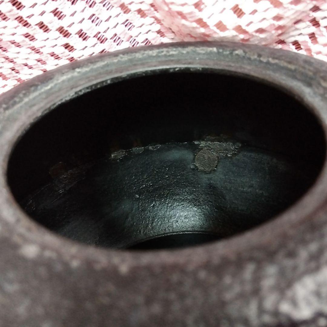 黒い鉄瓶と鍋敷きのセット