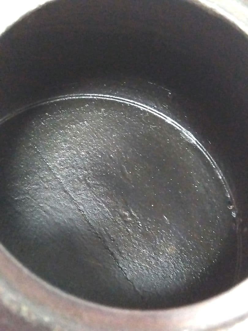 黒い鉄瓶と鍋敷きのセット