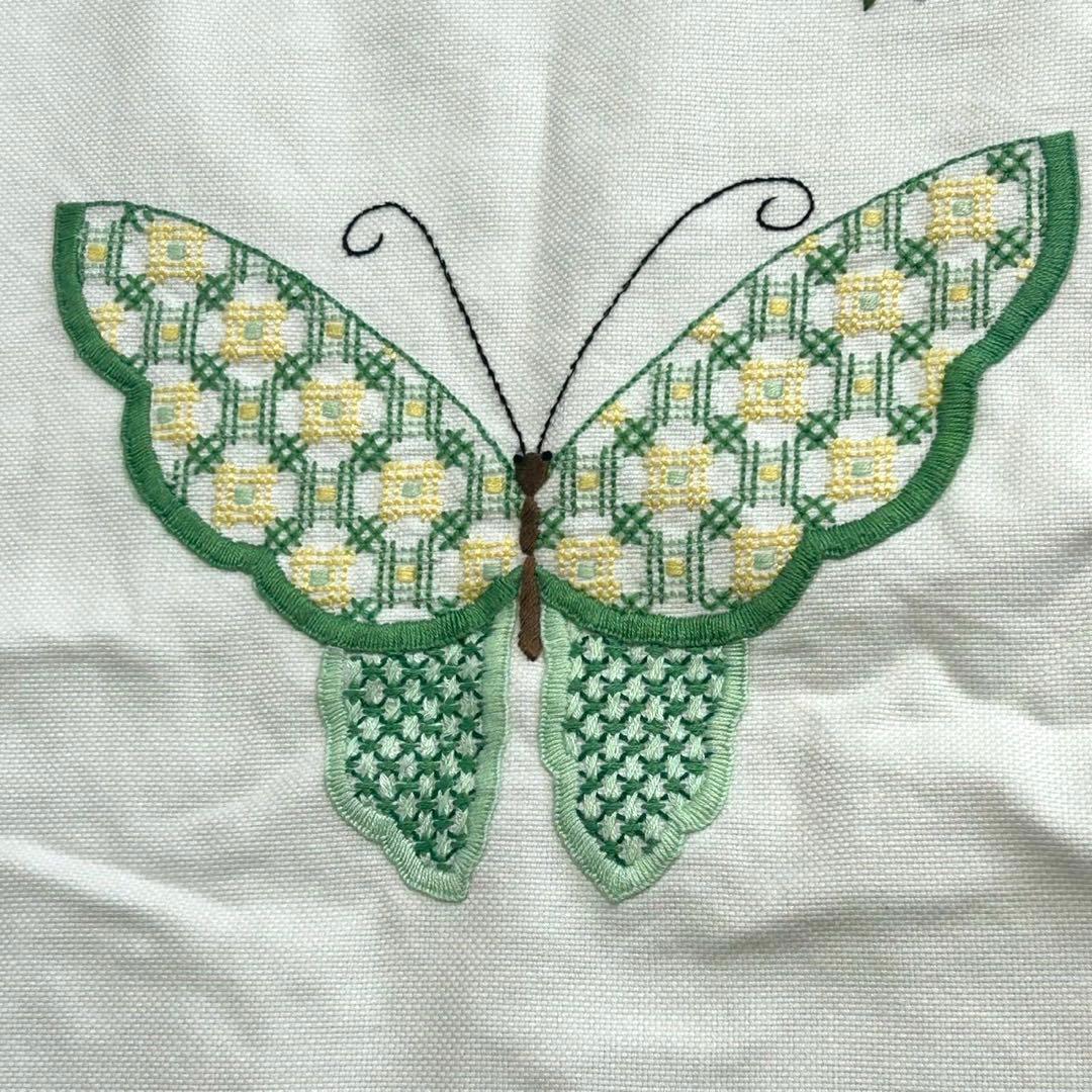 ※ハンドメイド※ 蝶の刺繍 テーブルクロス　戸塚刺繍　タティングレース