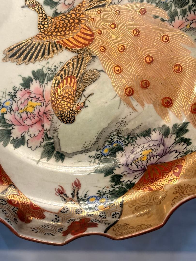 九谷焼明治期アンティークゴージャスな金彩溢れる孔雀やお花が美しい赤絵孔雀牡丹文皿