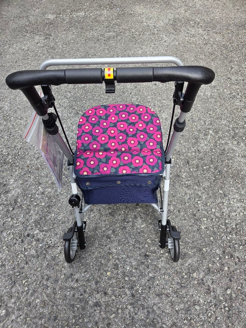 とっても可愛いお花柄のシルバーカー♪