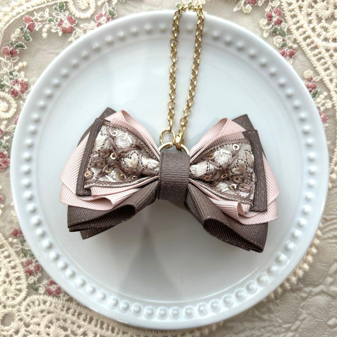 インド刺繍リボンのバッグチャーム　グレージュ×ラメ入りブラウン　ゴールド金具