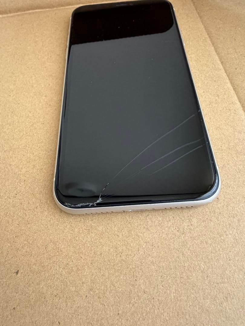 Apple iPhone 11 ホワイト 本体　ケース付き