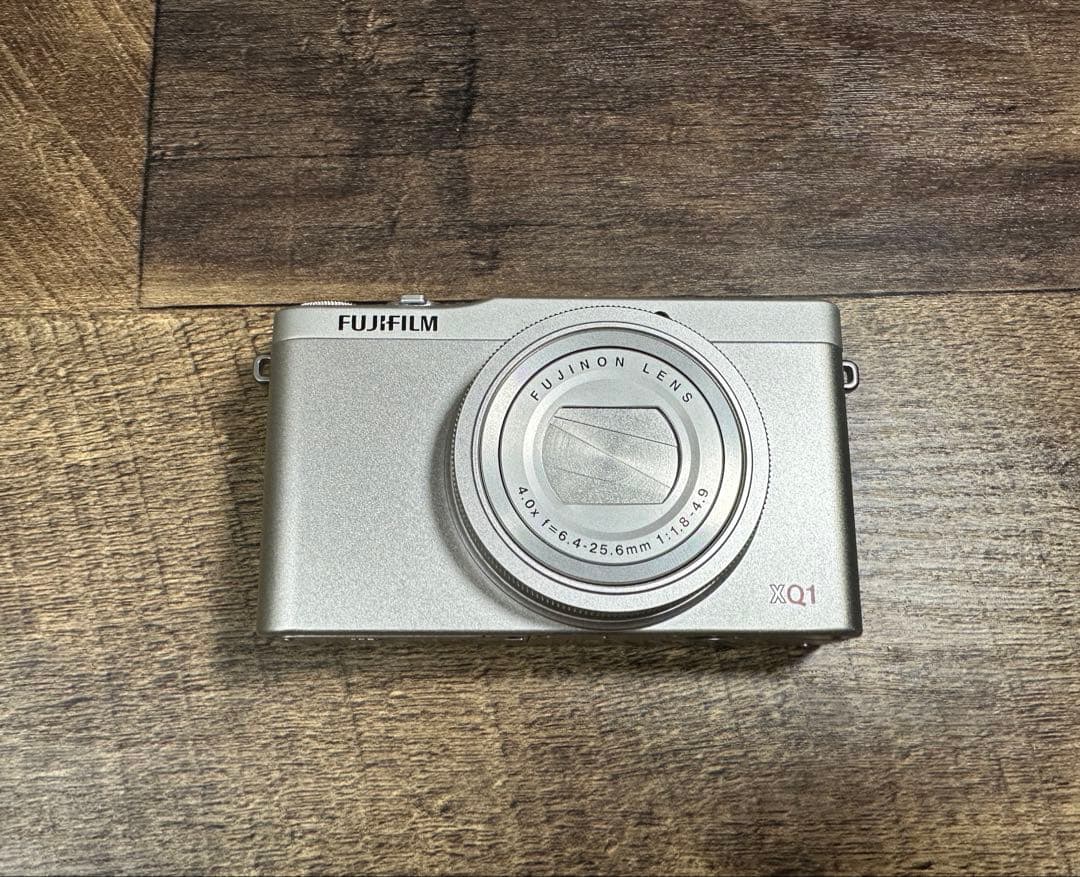 FUJIFILM XQ1 シルバー　【要確認】