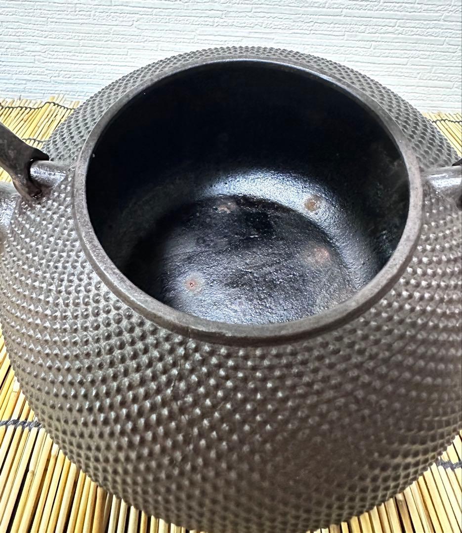 美品　南部名人雅泉造　１８型アラレ　南部鉄瓶　南部鉄器