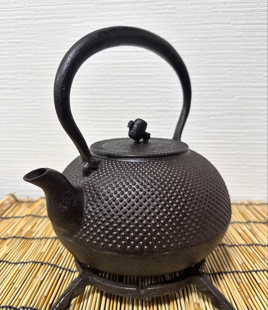 美品　南部名人雅泉造　１８型アラレ　南部鉄瓶　南部鉄器