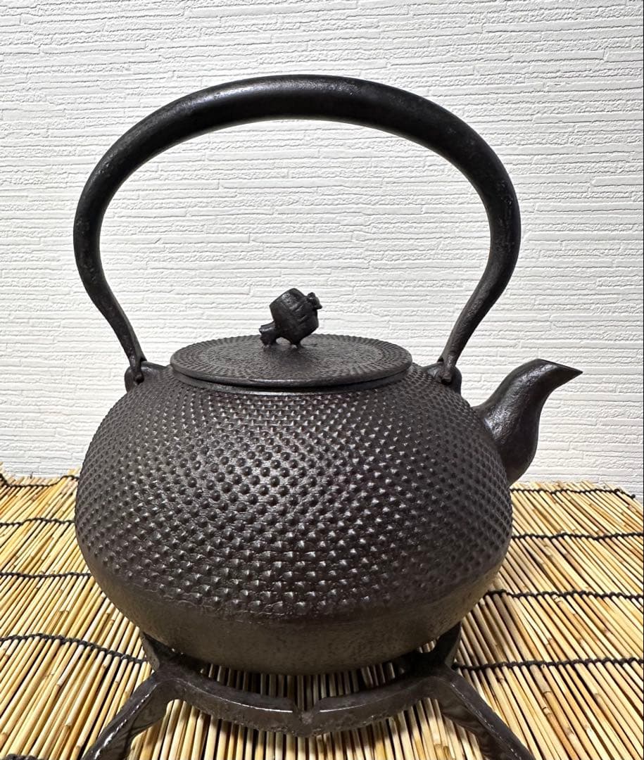 美品　南部名人雅泉造　１８型アラレ　南部鉄瓶　南部鉄器