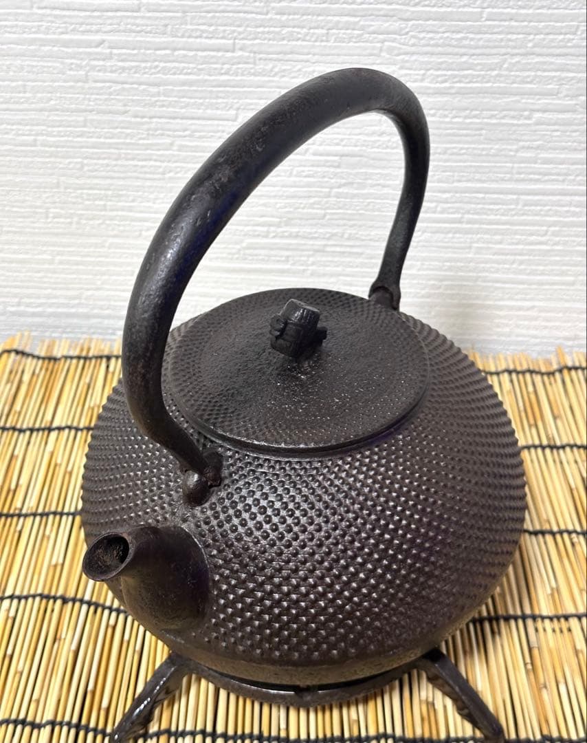 美品　南部名人雅泉造　１８型アラレ　南部鉄瓶　南部鉄器