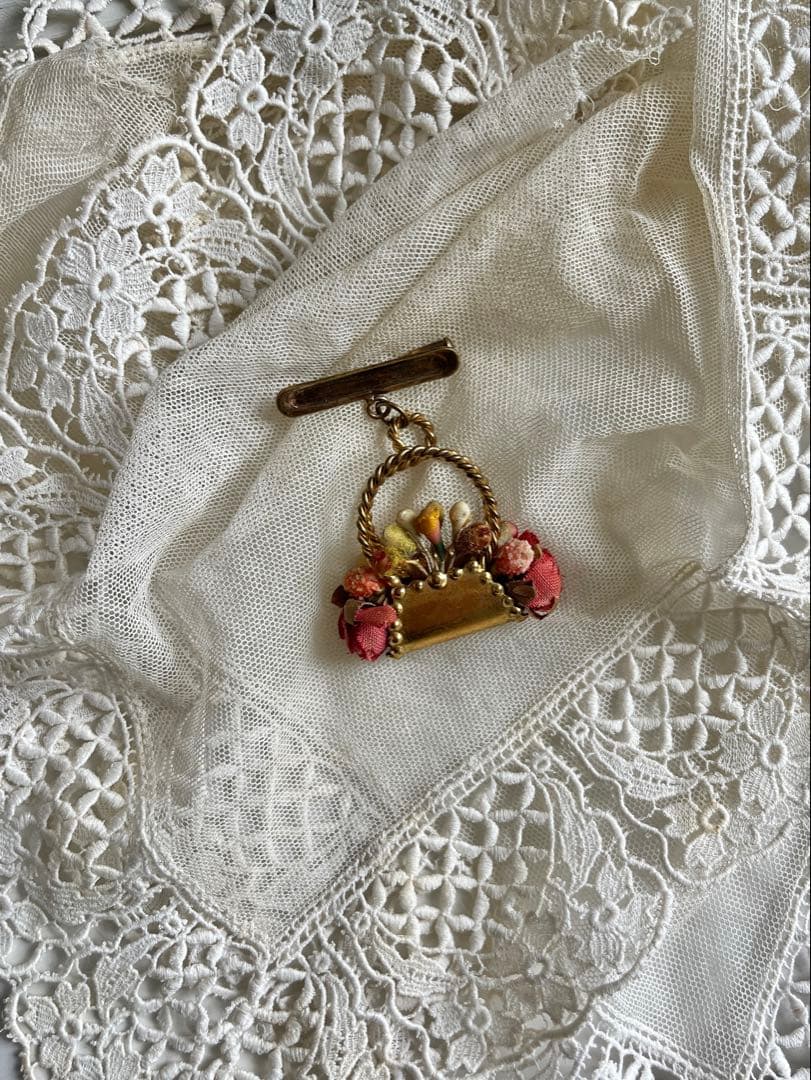 ◆SALEフランスビンテージ｜アクセサリーBブローチ布花ピンクローズ籠コサージュ