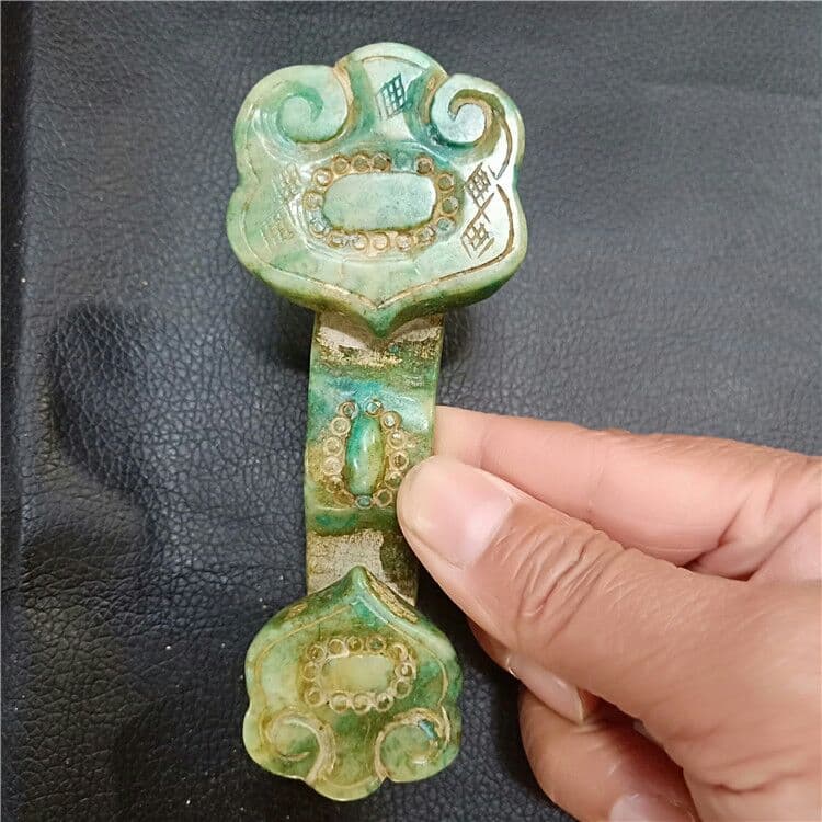 古玉器古玩工芸品の山玉は意のままに手に物を置いています