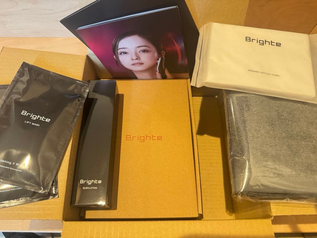 未開封　Brighte ELEKILIFT 美顔器　ピンク　化粧水等付
