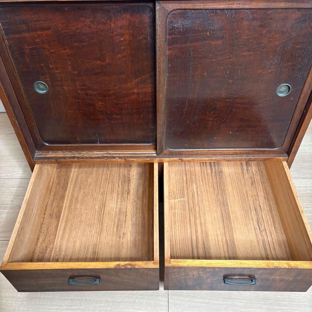 約100年 古道具 木製収納家具 引き戸と引き出し付き 木製　和風飾り棚 レトロ