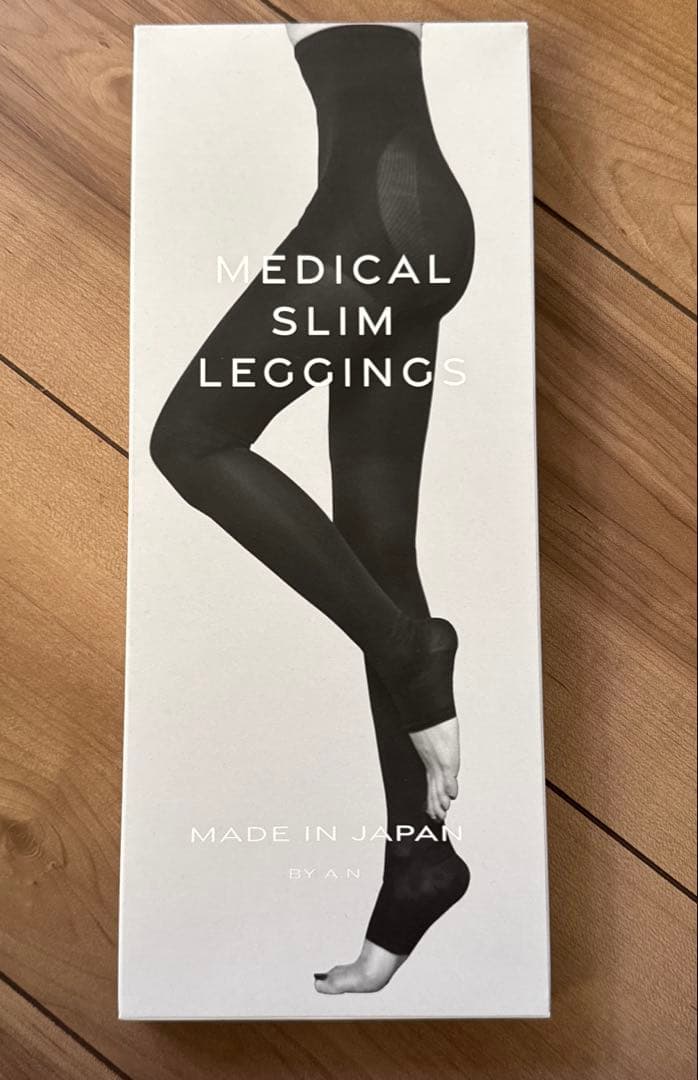 成瀬愛里さん　MEDICAL SLIM LEGGINGS 着圧レギンス