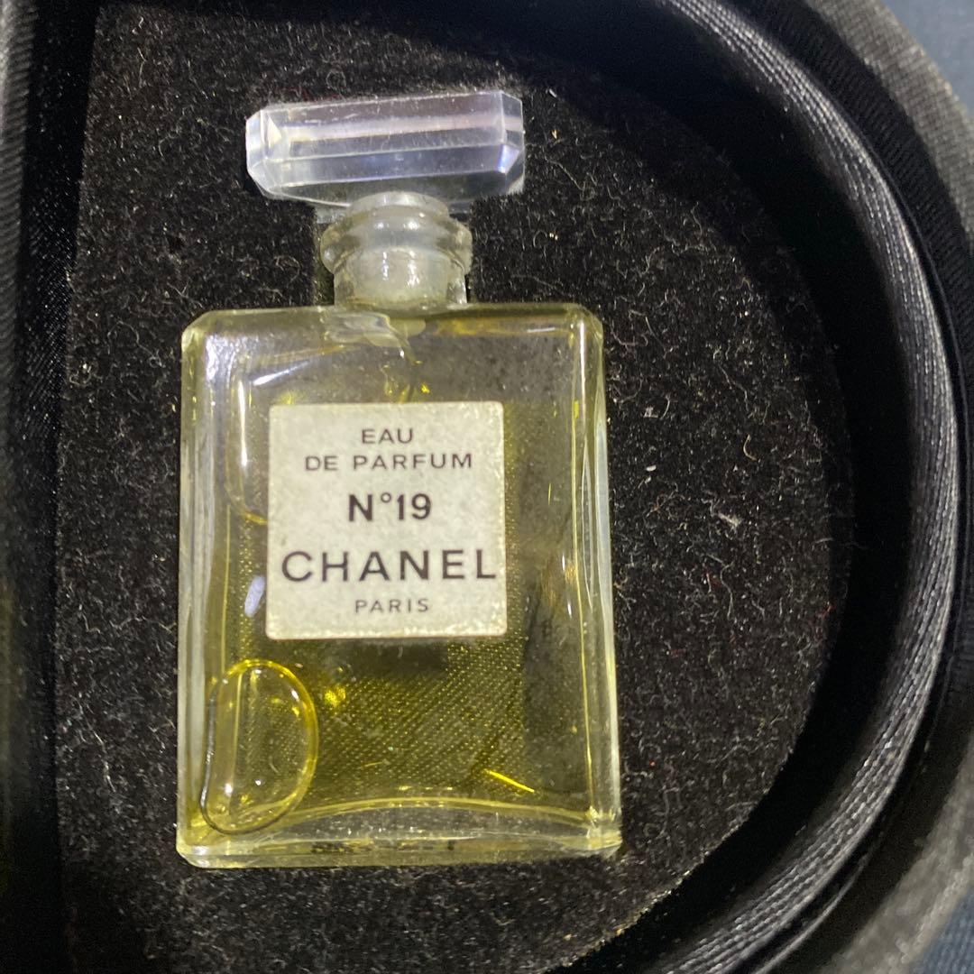 CHANEL ミニ香水とマニキュア