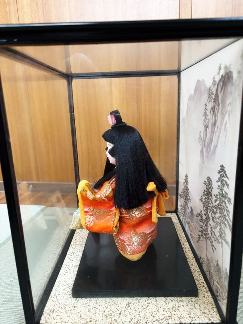 伝統的な日本人形 オレンジ色 陶器製