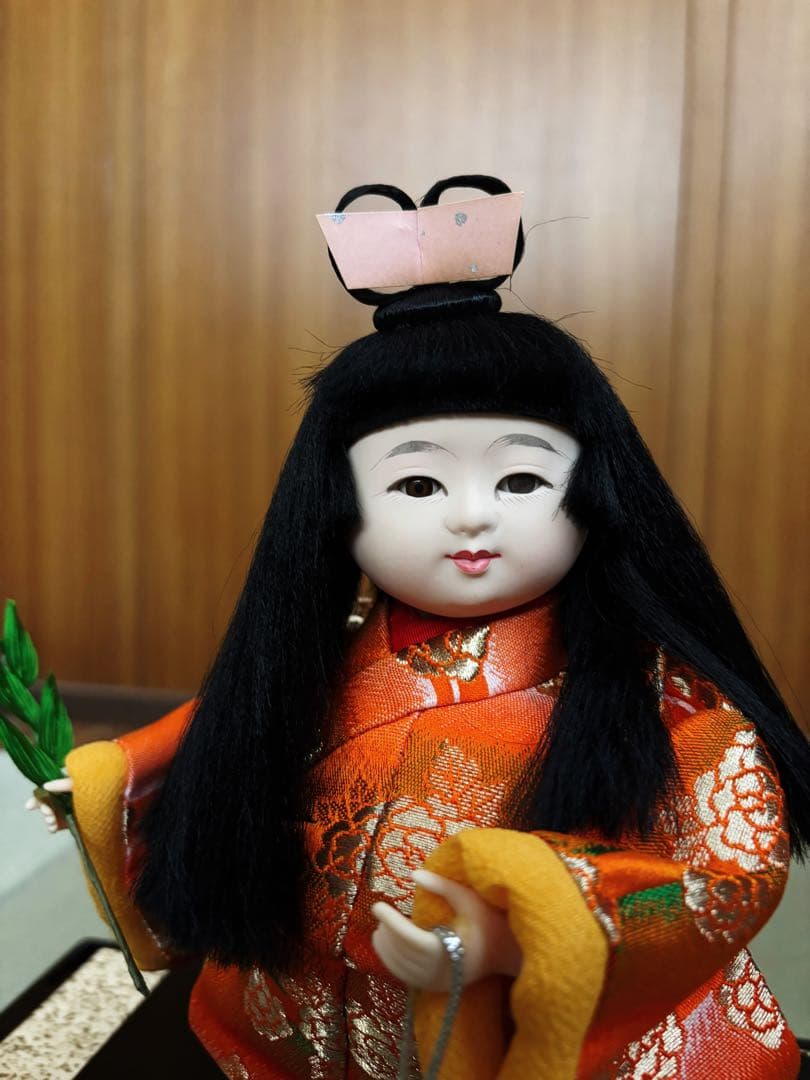 伝統的な日本人形 オレンジ色 陶器製