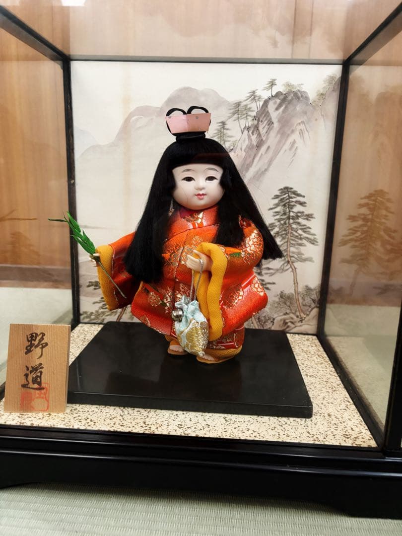伝統的な日本人形 オレンジ色 陶器製