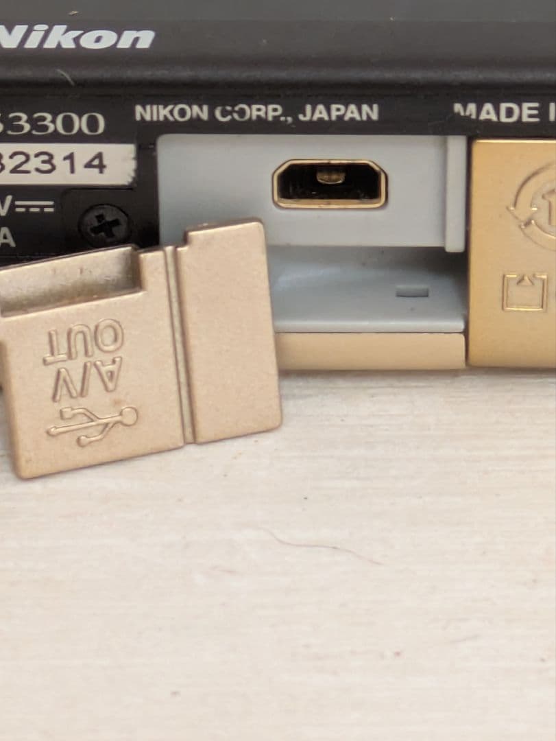 美品　Nikon　COOLPIX S3300　コンパクトデジタルカメラ　ゴールド