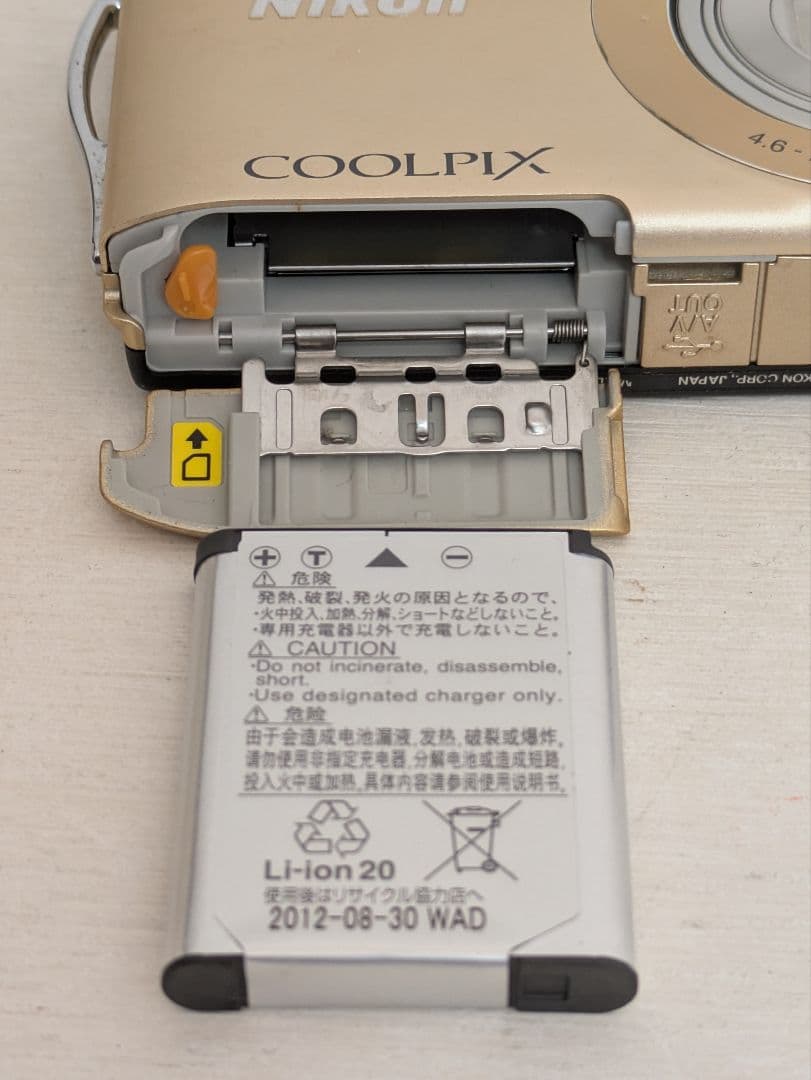 美品　Nikon　COOLPIX S3300　コンパクトデジタルカメラ　ゴールド