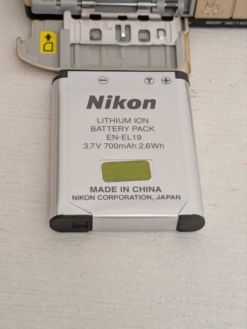 美品　Nikon　COOLPIX S3300　コンパクトデジタルカメラ　ゴールド