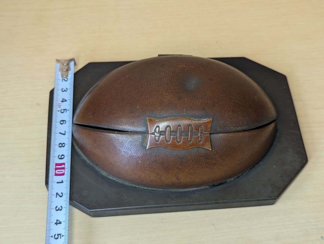 ラグビーボール型 ミニスタチュー 小物入れ 金属製 ヴィンテージ トロフィー
