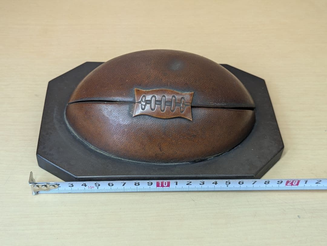 ラグビーボール型 ミニスタチュー 小物入れ 金属製 ヴィンテージ トロフィー