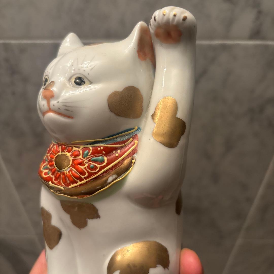 九谷焼アンティーク妖艶な瞳と前掛けや金彩が芸術的な招き猫