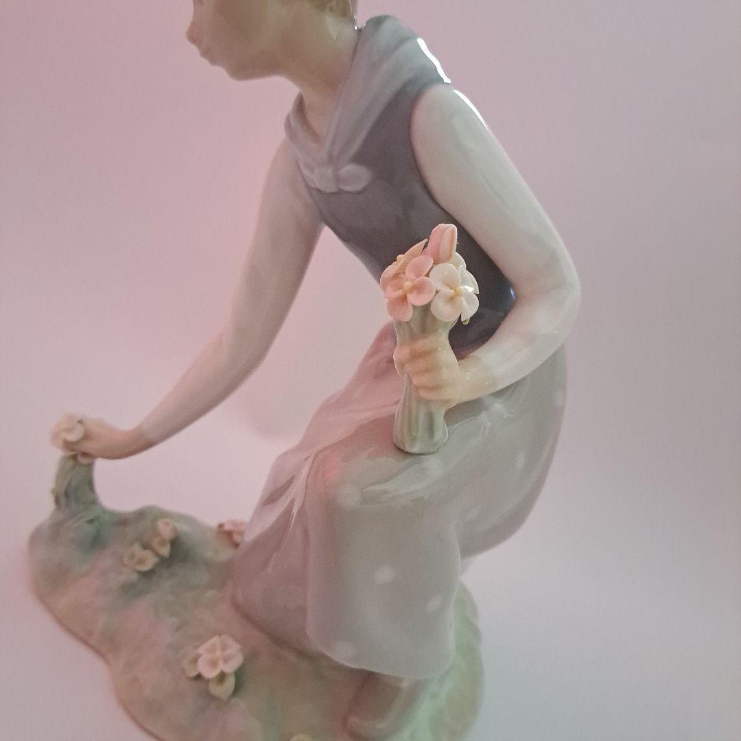 Lladro　花摘少女