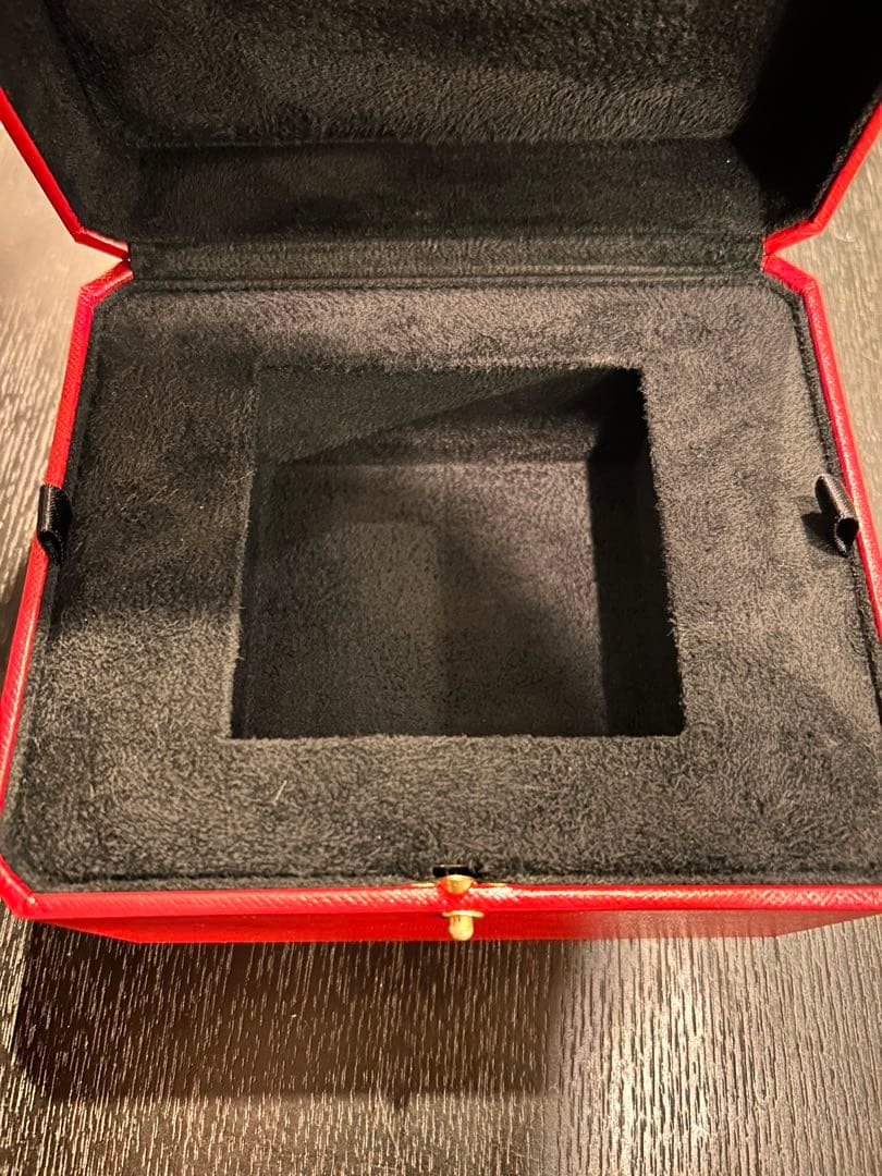 ブラックフライデー！かなり美品　正規品⭐︎Cartier 赤ギフトボックス 正方形