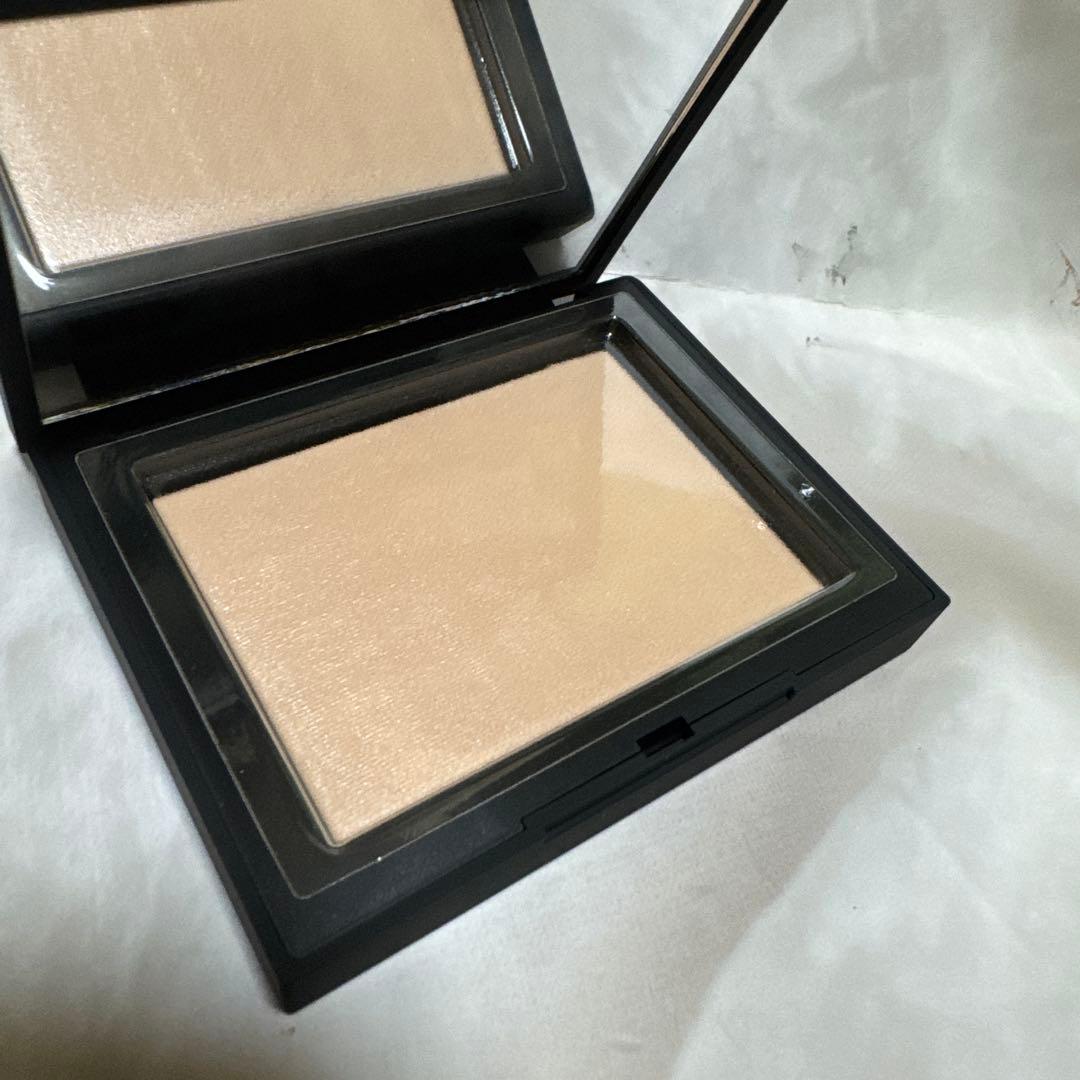NARS ライトリフレクティングセッティングパウダー プレスト N 05555