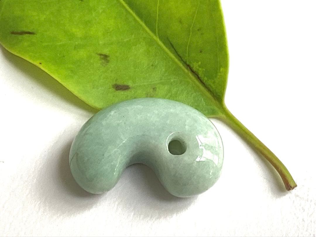 ✳高品質*糸魚川翡翠ジェダイト勾玉　身近な御守り　ソーティング付　本物の天然石‼️
