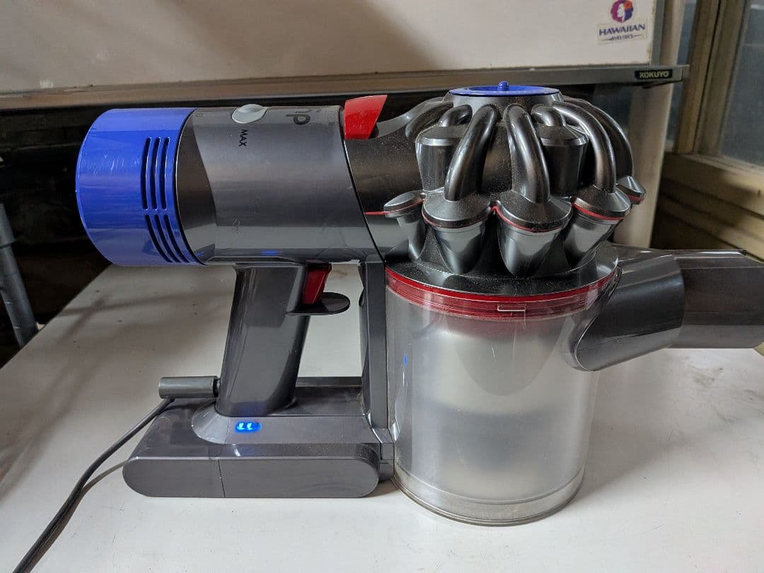 Dyson V8 Fluffy コードレス掃除機 動作良好 純正充電器付