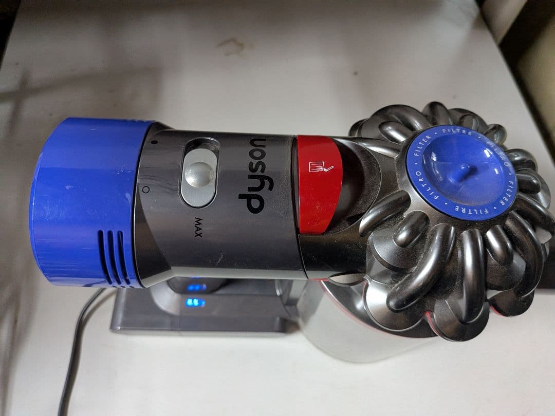 Dyson V8 Fluffy コードレス掃除機 動作良好 純正充電器付