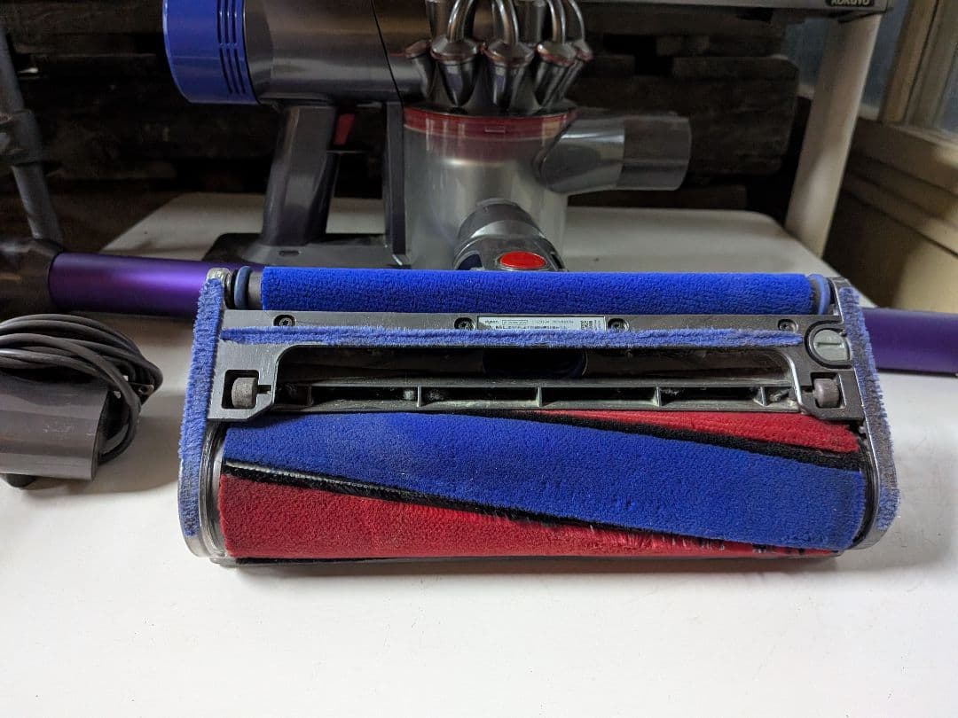 Dyson V8 Fluffy コードレス掃除機 動作良好 純正充電器付