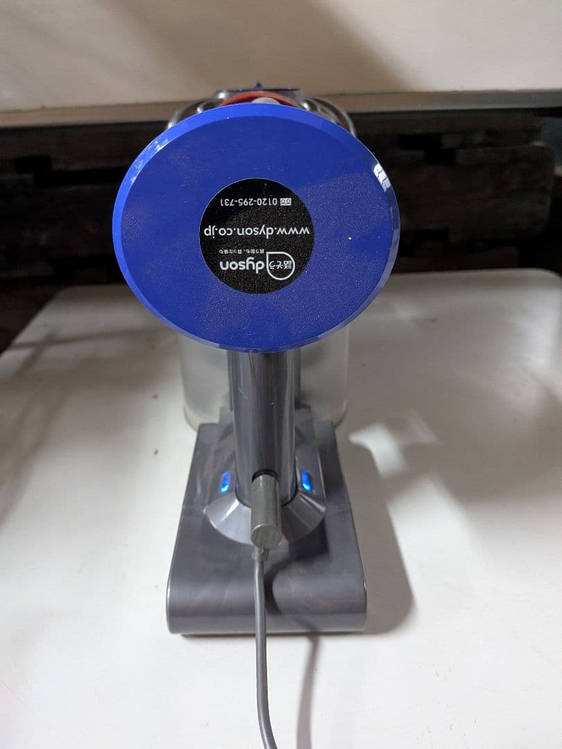 Dyson V8 Fluffy コードレス掃除機 動作良好 純正充電器付