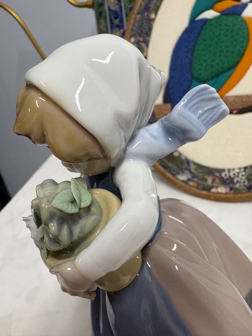 LLADRO リヤドロ「春が来た　花を持つ少女」 spring is Here