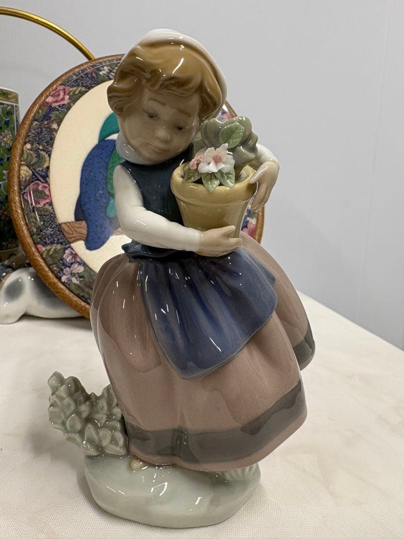 LLADRO リヤドロ「春が来た　花を持つ少女」 spring is Here