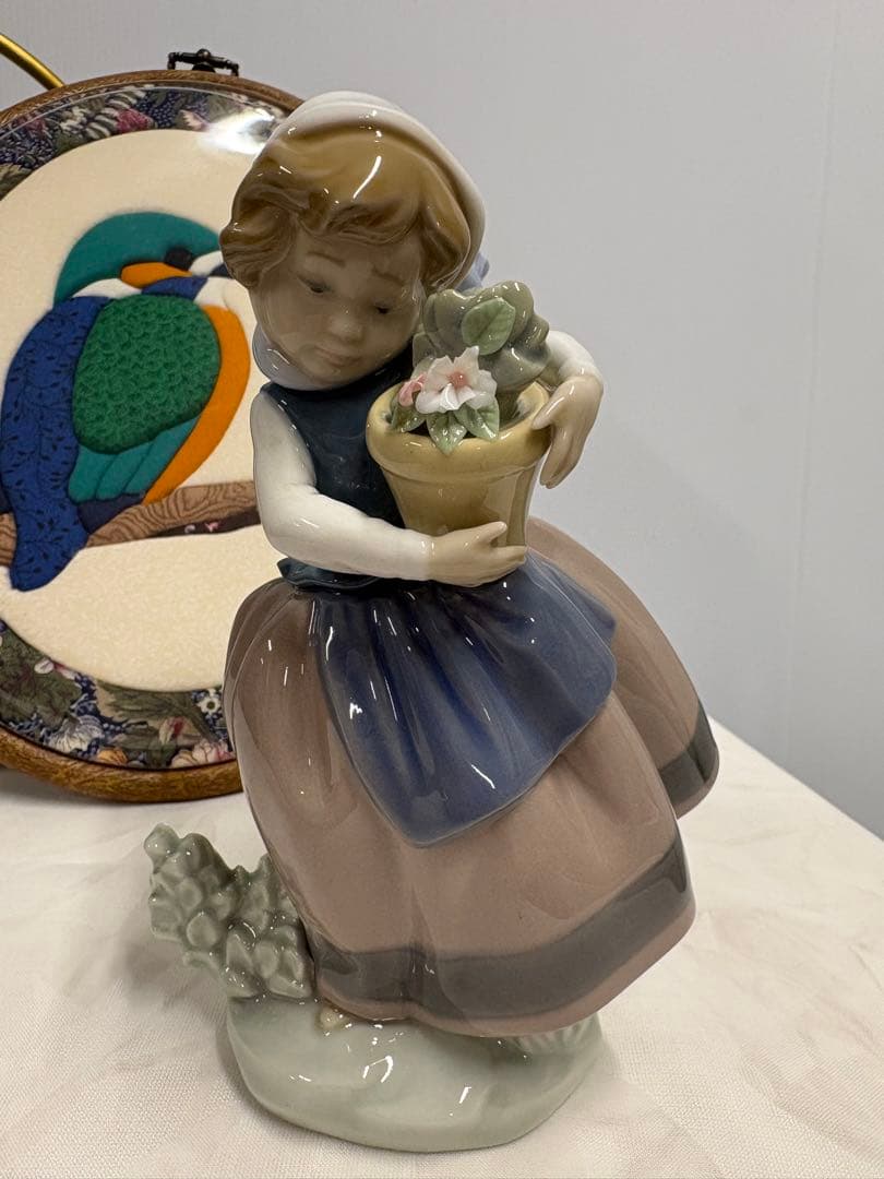 LLADRO リヤドロ「春が来た　花を持つ少女」 spring is Here