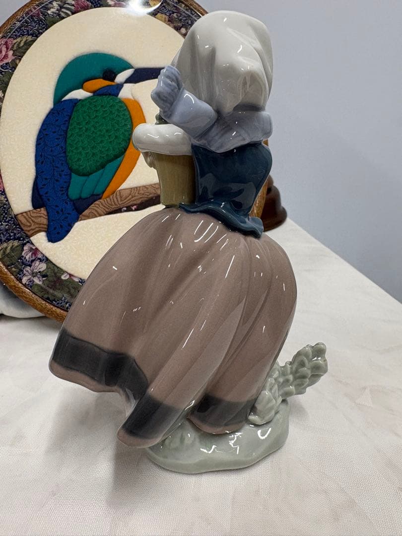 LLADRO リヤドロ「春が来た　花を持つ少女」 spring is Here