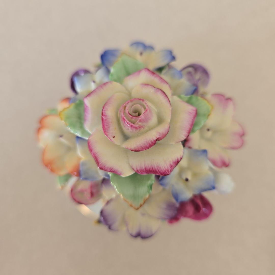 花の装飾付き陶器カップとソーサー