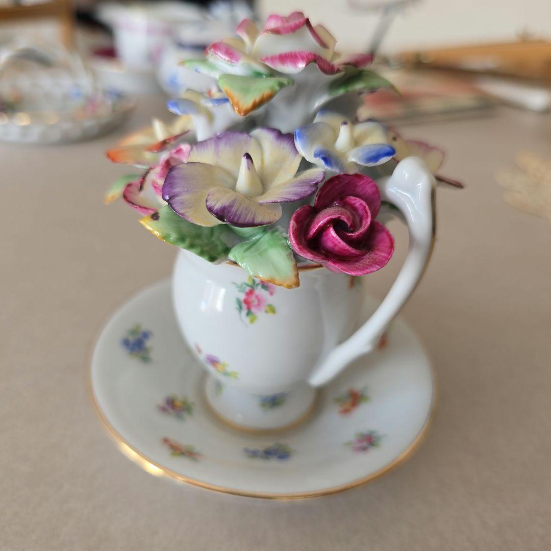花の装飾付き陶器カップとソーサー