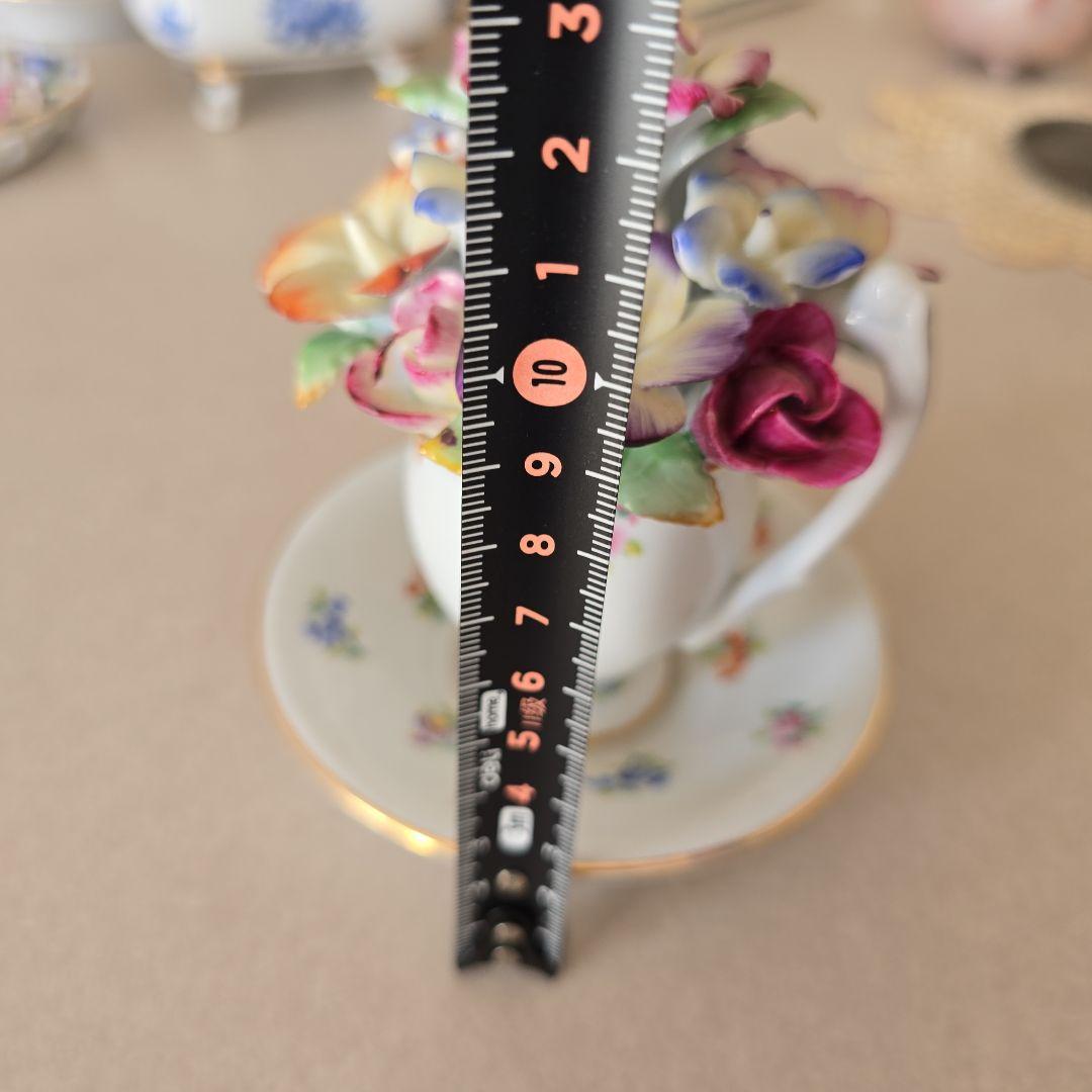 花の装飾付き陶器カップとソーサー