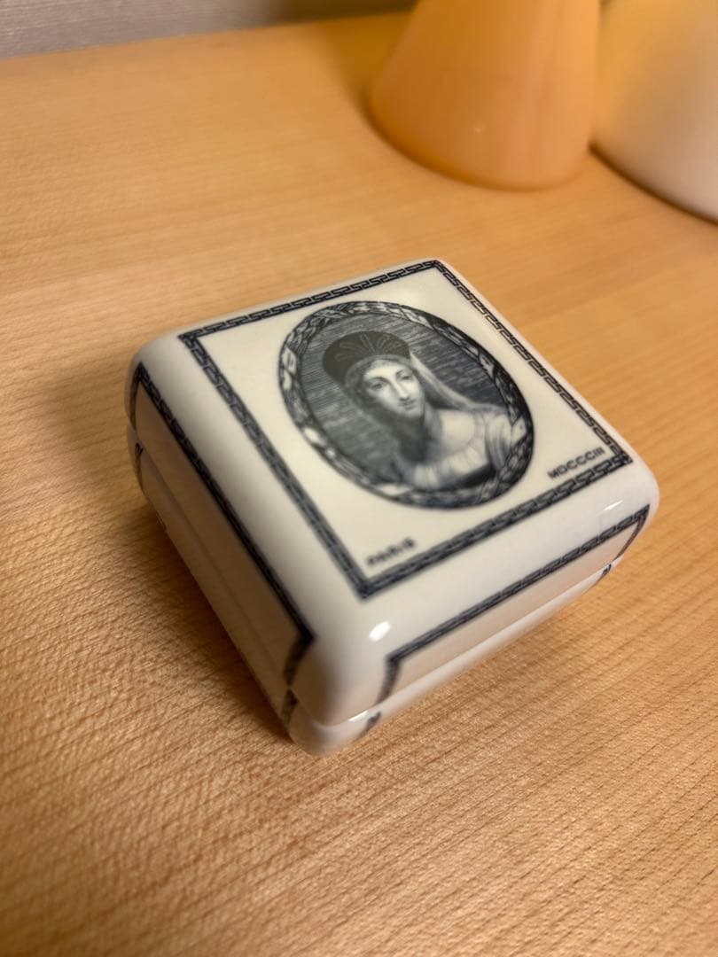 【さらに値下げ】陶器製小物入れ【未使用】ビュリーのフレグランス用ストーン入り