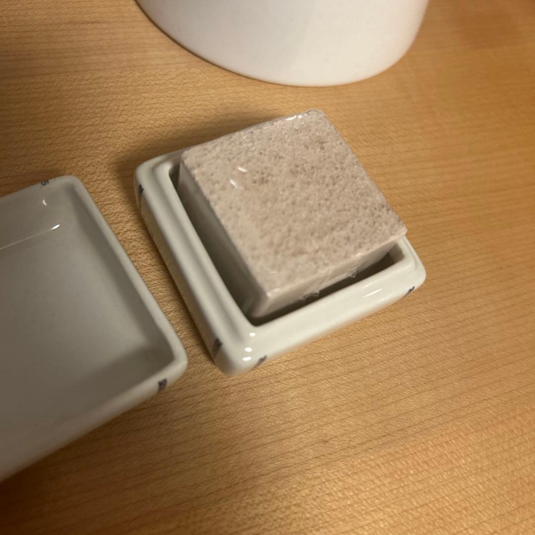 【さらに値下げ】陶器製小物入れ【未使用】ビュリーのフレグランス用ストーン入り