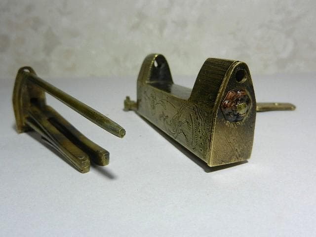からくり隠し鍵穴の黄銅製骨董錠前と鍵（李朝？中国？）