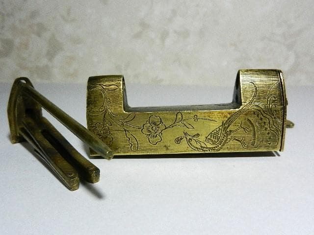 からくり隠し鍵穴の黄銅製骨董錠前と鍵（李朝？中国？）