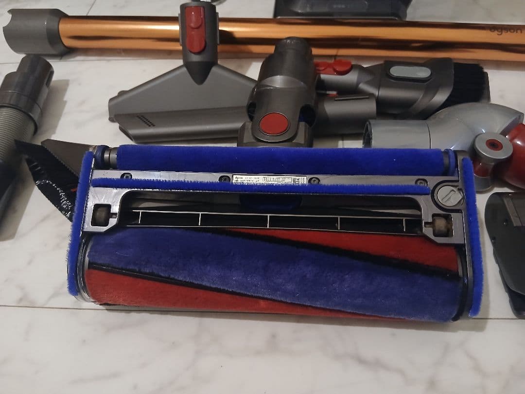 Dyson V10 Fluffy SV12 フェルト新品交換済 ローリーチ付